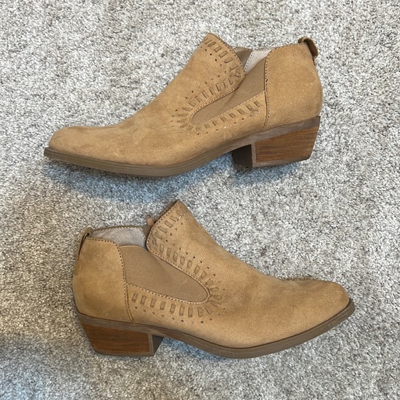 🌻3 for $10🌻 Carlos Santana tan Booties - Picture 6 of 10